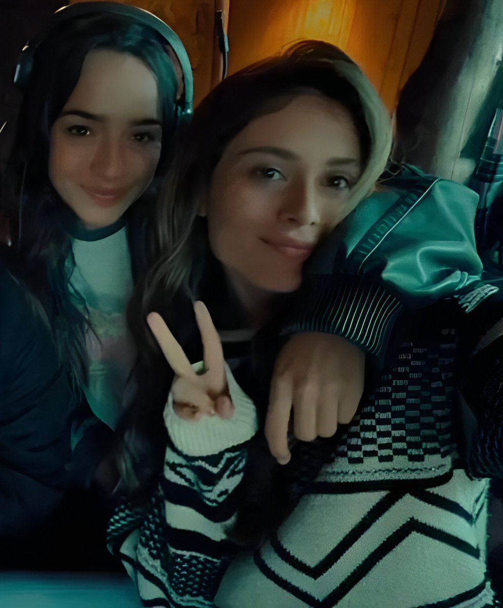 MomentosCache's tweet image. Noticia de Ultima hora!!! Hay rumores de que hay un lio amoroso entre la directora y la cantante 😂🤣❤️ #MúsicaDanielaCalle #PhotosCaché #FrasesCaché #CalleyPoché #MomentosCaché