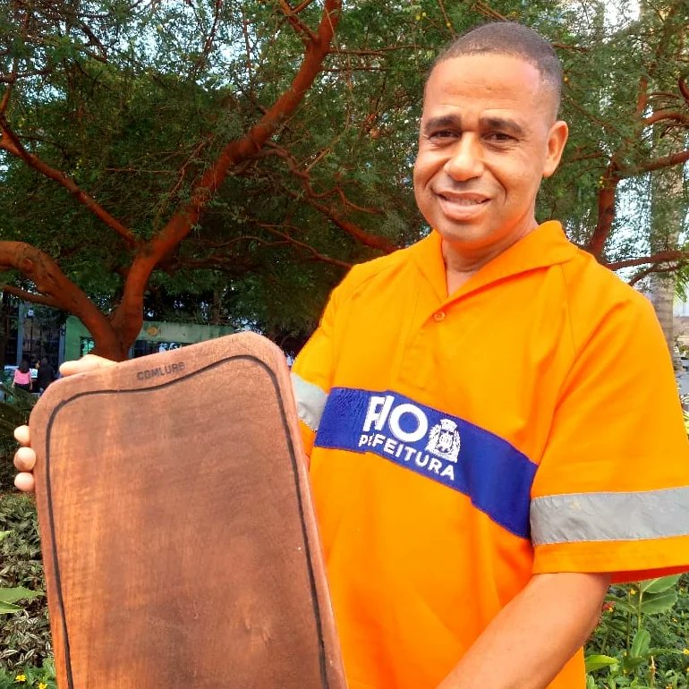 comlurbcomunica's tweet photo. Relaxamento, presentes e carinho para os pais da Sede da Comlurb! 🧡🪵💆 https://t.co/eWtwgY7Xd4