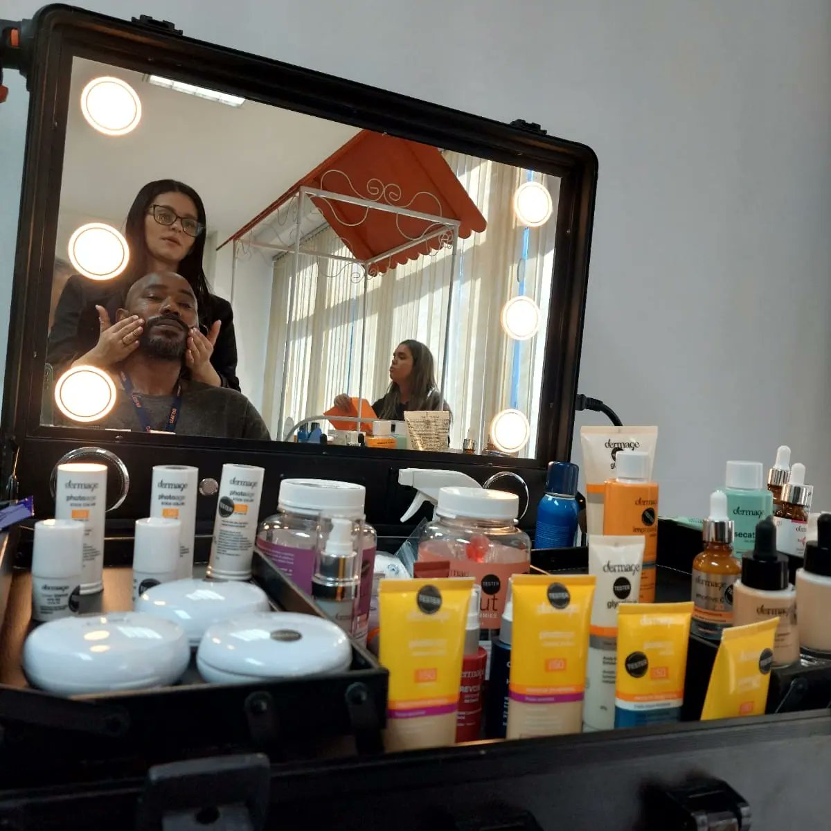 comlurbcomunica's tweet photo. Relaxamento, presentes e carinho para os pais da Sede da Comlurb! 🧡🪵💆 https://t.co/eWtwgY7Xd4