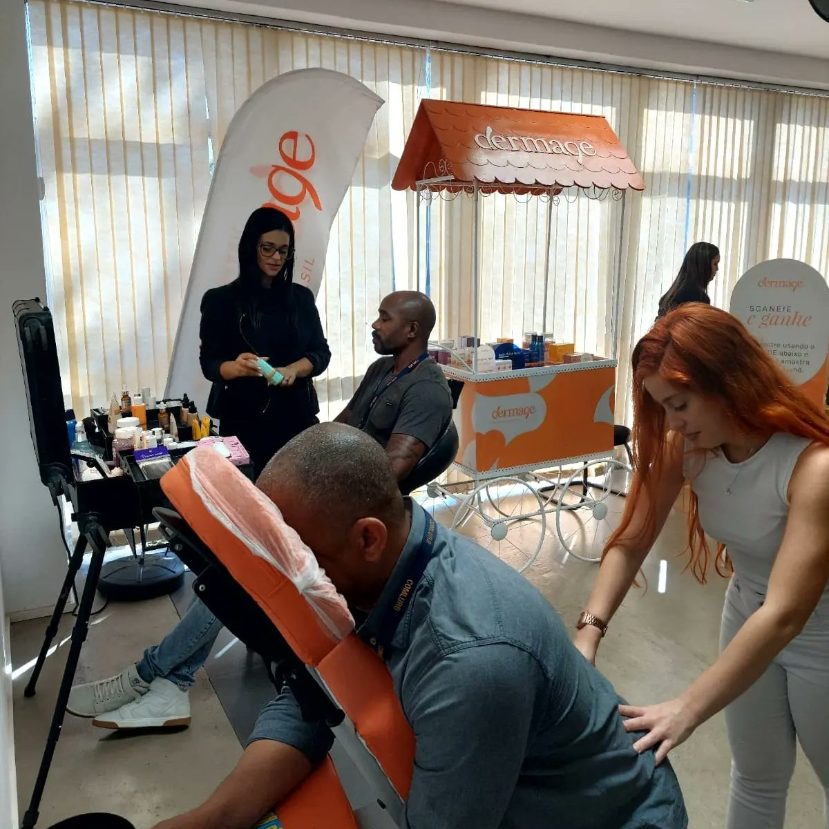 comlurbcomunica's tweet photo. Relaxamento, presentes e carinho para os pais da Sede da Comlurb! 🧡🪵💆 https://t.co/eWtwgY7Xd4