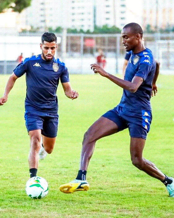 ESTuniscom's tweet photo. Un match d'application a clôturé la préparation de cette semaine. Egalité entre les Bleus🔵 et les Rouges🔴 1-1. #Oumarou🇳🇪 à la 16' pour les Bleus et #Ghacha🇩🇿 pour les Rouges à la 50'. https://t.co/dkeb2Wvulf
