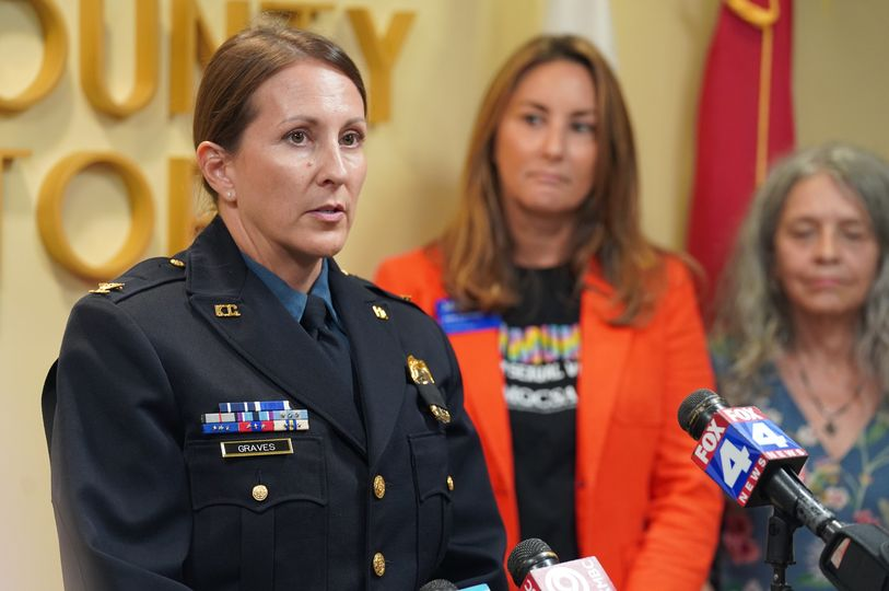 kcpolice's tweet photo. Chief Stacey Graves joined the Jackson County Prosecutor, @MOCSAkc, &amp; other advocates today to announce 20 felony counts against a suspect in connection with the sexual attacks &amp; robberies of three women.

Dedicated detectives worked on this case, ultimately leading...

1/2 https://t.co/Pgm7HBWKgO