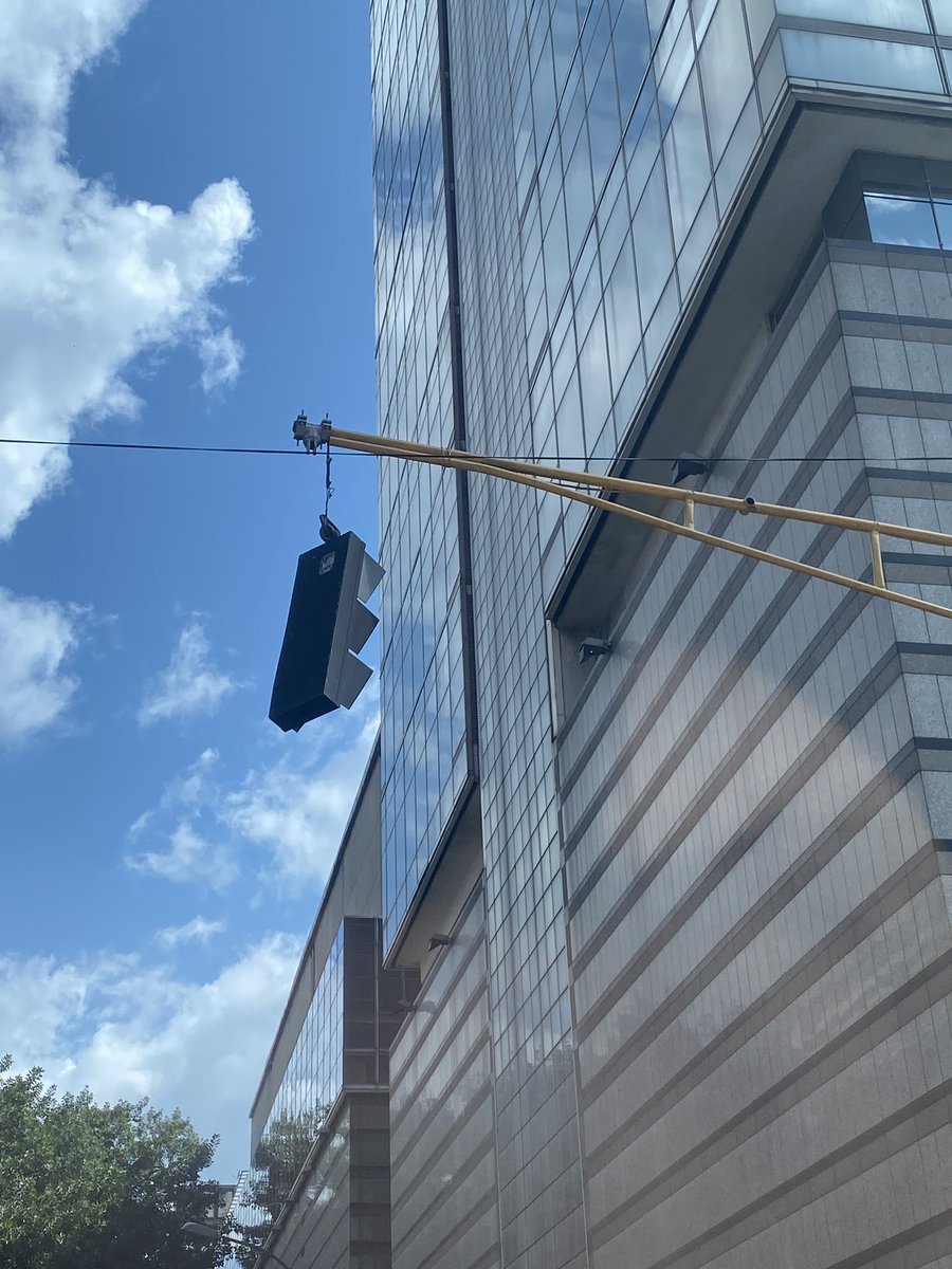 aecarri's tweet photo. Así está “Guindando” el Semáforo de Avenida Casanova frente CC El Recreo en Sabana Grande. 
@gestionperfecta ¡Ocúpese, urgente! https://t.co/G2fw692Rum