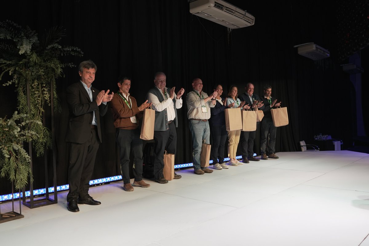 aapresid's tweet photo. 👉🏼Termina #CongresoC, pero nuestro trabajo continua. 

GRACIAS por ser parte del cambio, porque nadie sabe lo que sabemos todos juntos  🙌🌱

¡Los esperamos el año que viene! 🚀