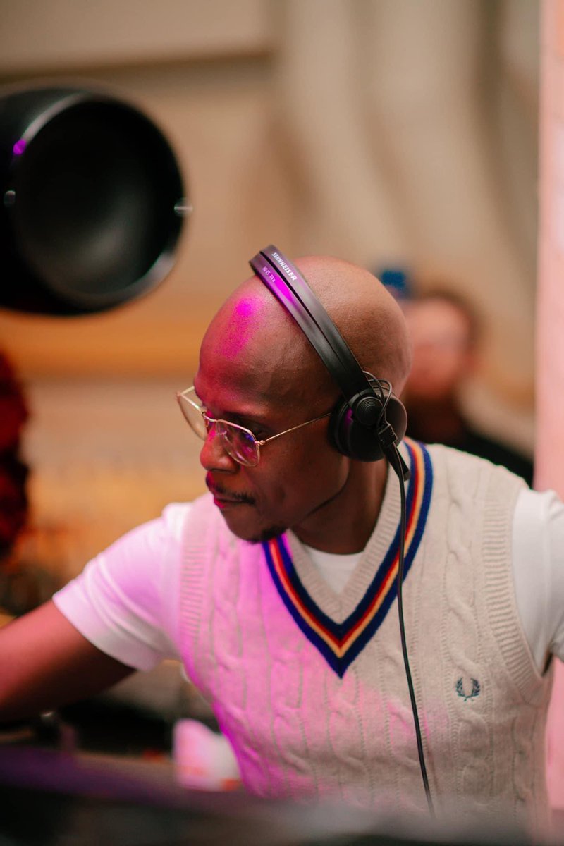 I grew up in the era where the whole country waited for 6 every Friday for <a href="/DJKENTSA/">DJ KENT</a> to bless the nation 😭😭