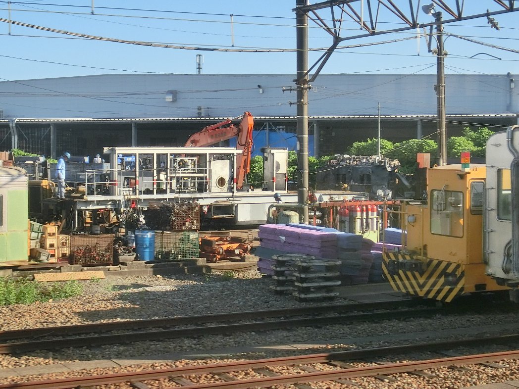 kaoruACocoarai3's tweet photo. 東武で使われていた削正車•RR16 M-14が北館林に搬入され解体されていました。
見ての通り、解体途中の電車にギリギリまで迫られているので、田島→渡瀬の車内から狙ってください。
2023.8/11 
#保守用車 
#東武鉄道 
#東武保線 
#削正車 
#SPENO https://t.co/YgVDVo8WBI