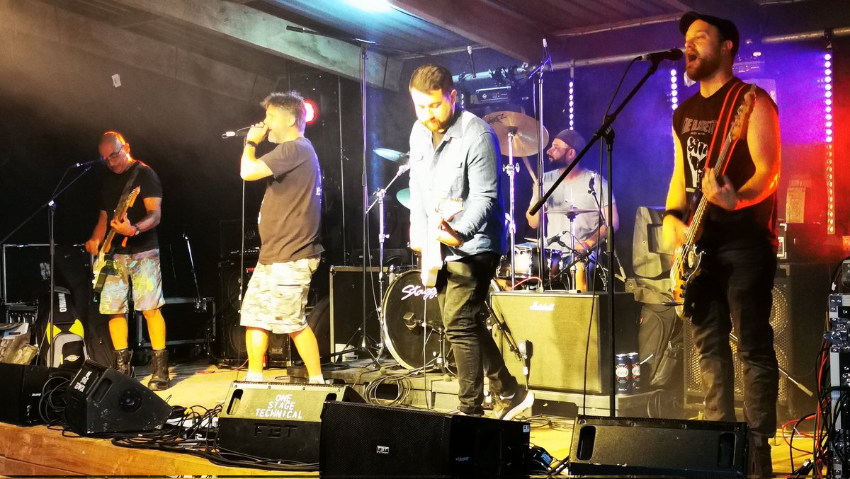 The Blissets have opened the main stage <a href="/DDDownOnTheFarm/">Down On The Farm</a>