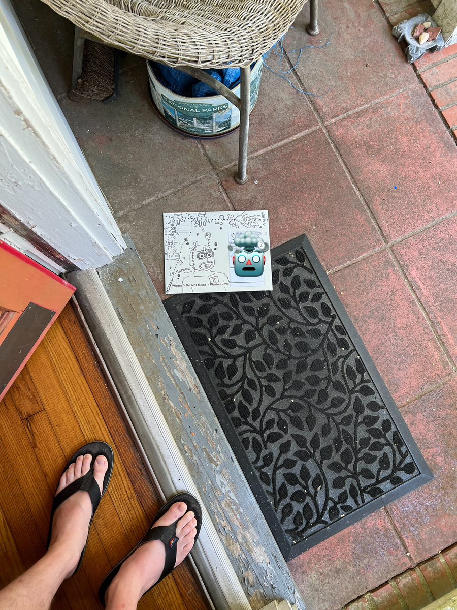 MPiR13's tweet photo. What do 👁️ 🕵️‍♂️ whence leaving my 🏡 today but some 🐌 📬 that my postal carrier has obviously 🙄 disrespected by tossing it on the ground 👀 👍 🖼️ packaged inside 🖼️ 🙏 @monstermike_art #platform99 @JEFFTOWN_ see ☝️ tweet for more deets https://t.co/9SlRbU3Jpx