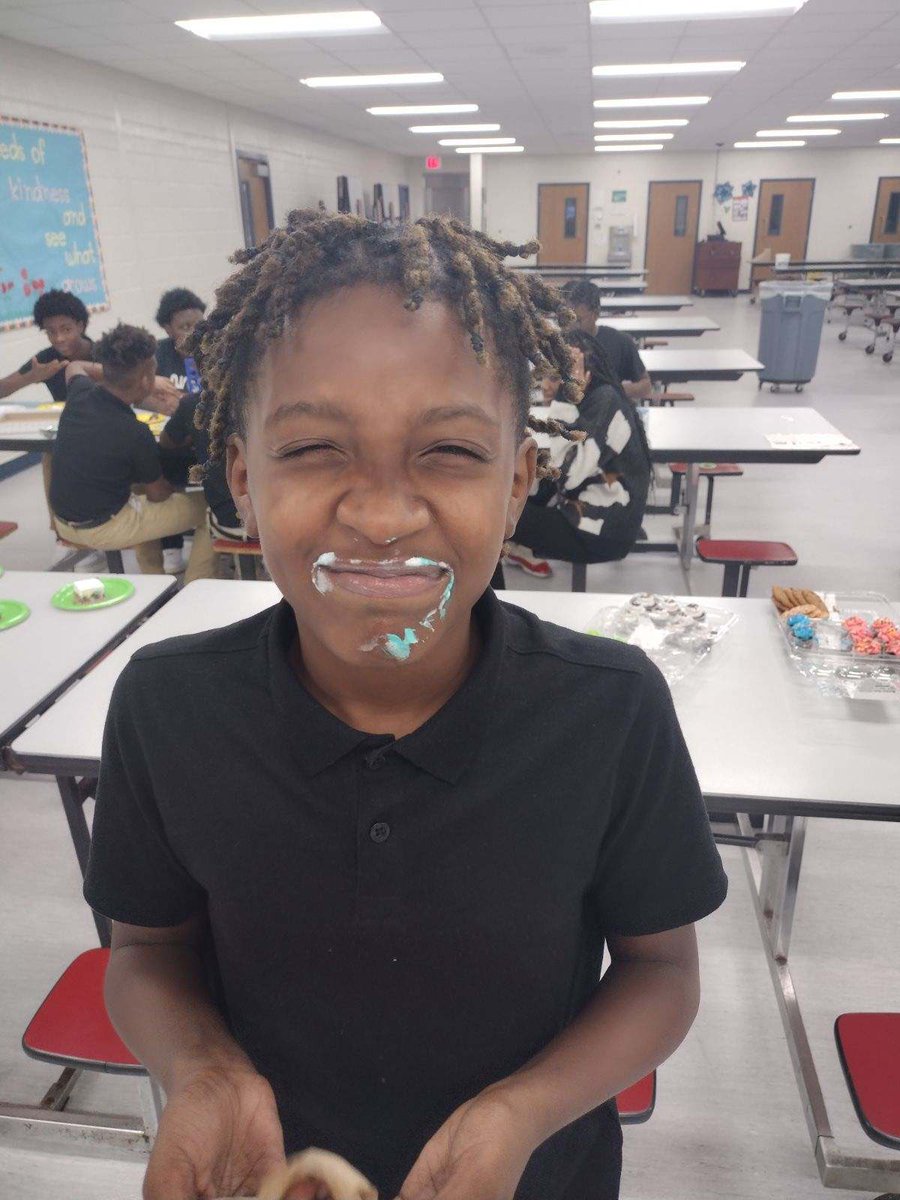 ccolemanleader1's tweet photo. Our Middle School @iReady Celebration was full of food and fun!! Congratulations students…well done. #noredflags #focused #testingwithfidelity #azkstrong @LisaPearceEdS @azkacademy https://t.co/BYpm2N5Jto