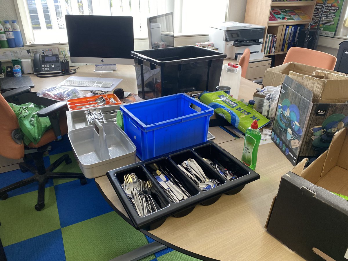 Morgen gaan we met #TielTipTop weer Waaljutten met een Twins-BBQ als afsluiter! Vandaag mochten we bij <a href="/2switch/">2Switch</a> #Tiel 50 borden, besteksets en bekers ophalen zodat we dit Waste Free kunnen realiseren. Kom je ook? 10uur starten we op de Waalkade. 💪🏻