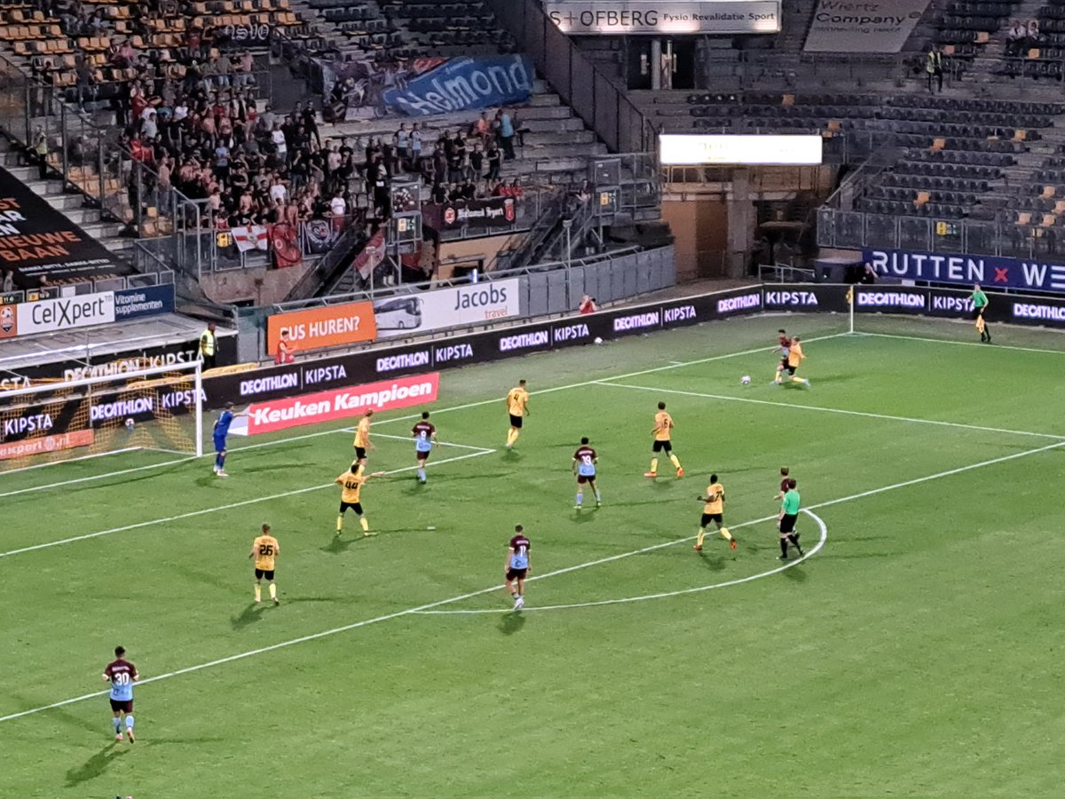 irhsradio's tweet photo. Tussenstand 2-1 bij @RodaJCKerkrade  - @HelmondSport .....kunnen de mannen van Peeters de gelijkmaker op het scorebord krijgen? #rodhel #rjchel https://t.co/gsW19ieYb5