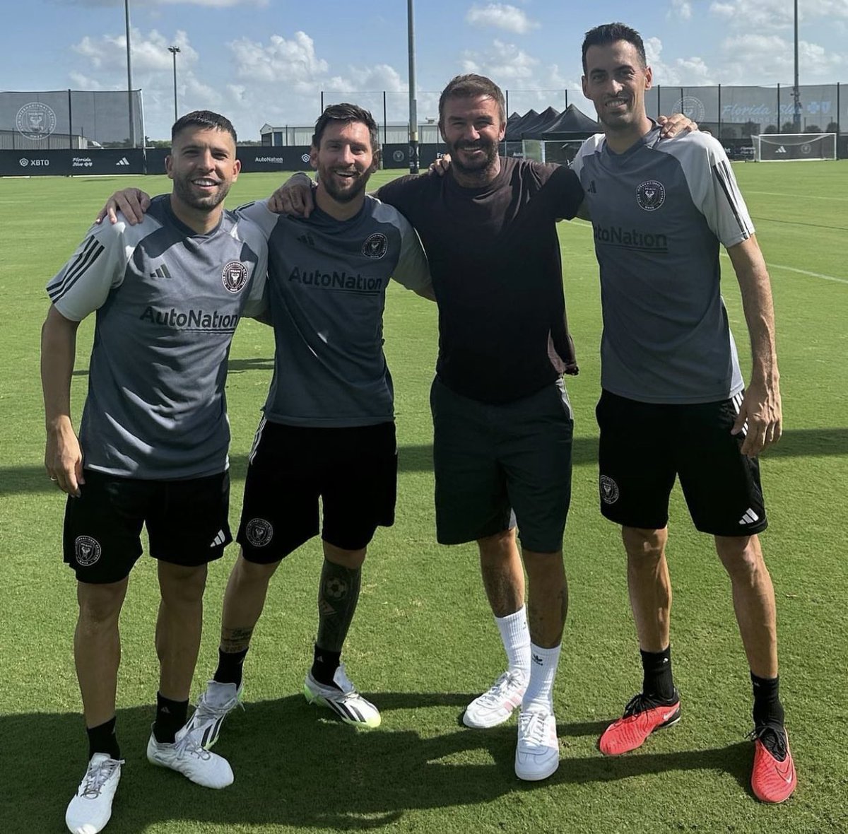 messi10_rey's tweet photo. Amigos en Miami🦩!!! https://t.co/TwnD3vhQA1