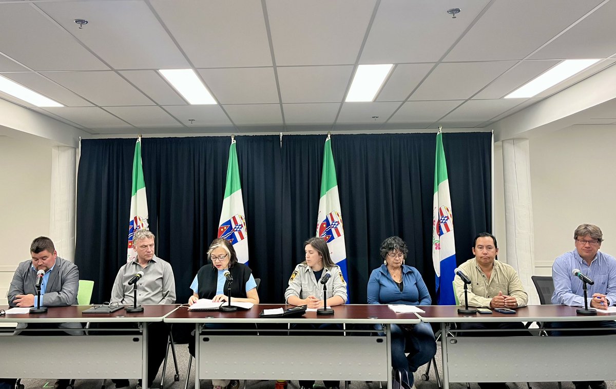 1/3 Yesterday, I provided an update on the evolving wildfire situation alongside Minister @yukonrpmostyn, Wildland Fire Management, Emergency Support Services, Mayor of Mayo Trevor Ellis, and Yukon First Nations Chief Dawna Hope, Chief Pauline Frost and Chief Sean Smith.