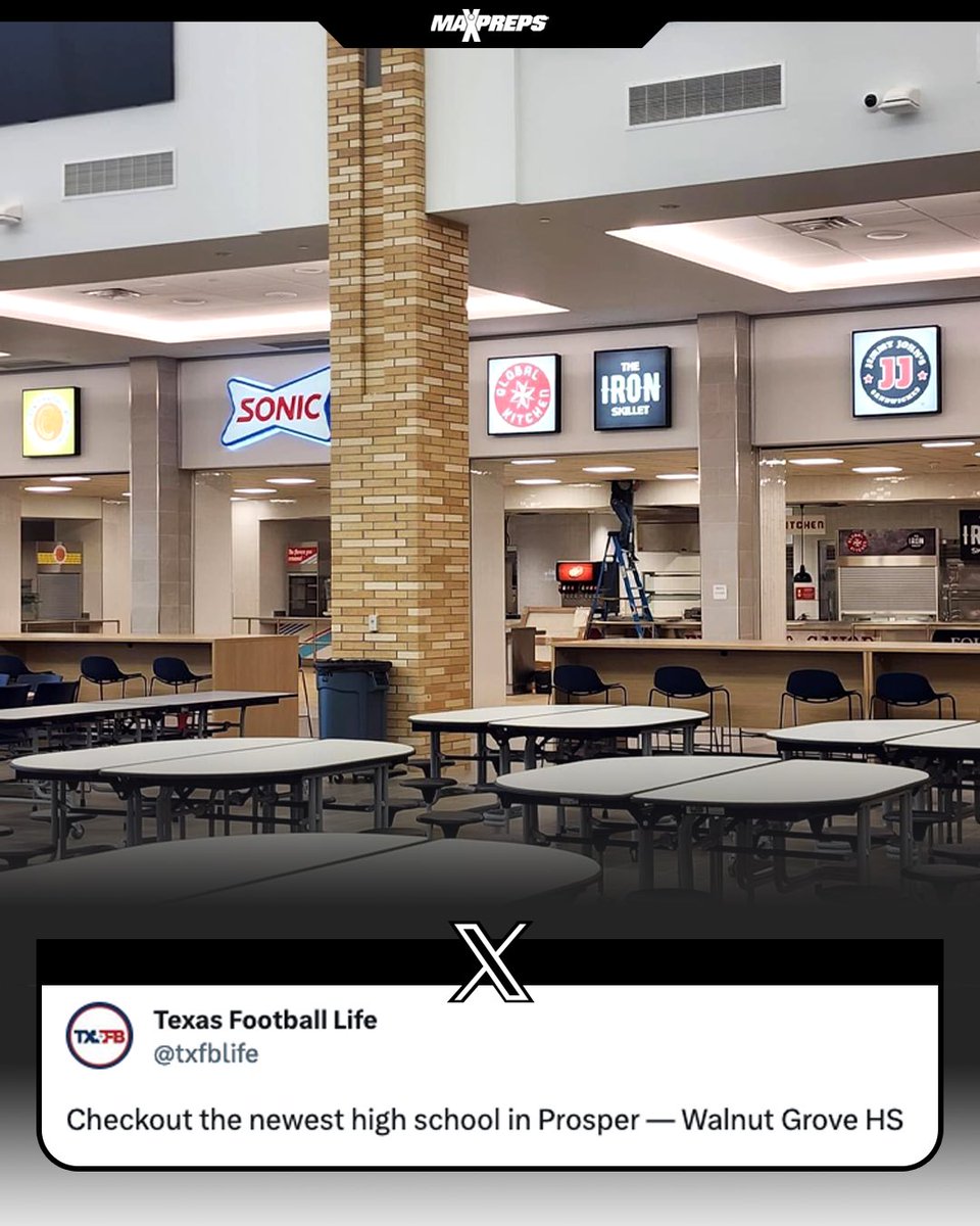 MaxPreps's tweet photo. Texas high schools are DIFFERENT! 🤯 

(📸 @txfblife )

✍️: https://t.co/3v1ParjVvM https://t.co/IvDFfX1yDb
