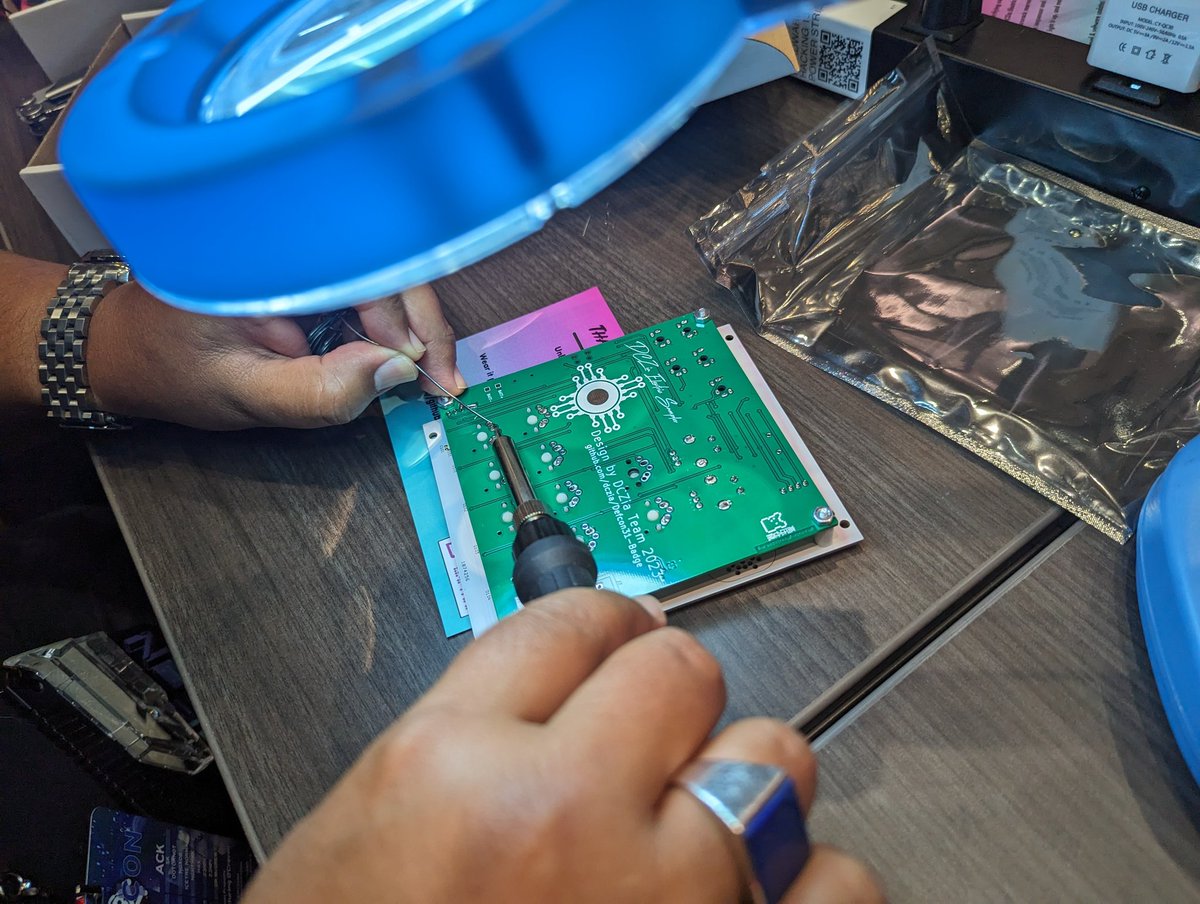 DCZia505's tweet image. DCZia Electric Sampler badge assembly happening in @DC_HHV !
#hardwarehacking #DEFCON31 #badgelife