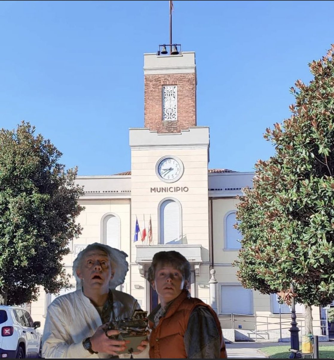 LisaLizzup's tweet image. #ritornoalfuturo 😂 #pettorazza #towerclock