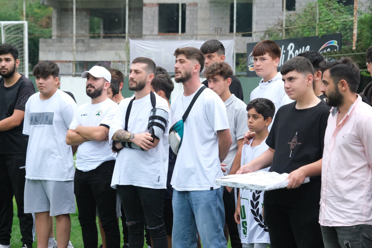 Giresunspor's tweet photo. Takımımızın bugün gerçekleştirdiği antrenmanı ziyaret ederek yeni sezon öncesi başarı dileklerini ileten büyük taraftarımıza teşekkür ediyoruz.

Çotanak Arma için hem sahada hem tribünde omuz omuza olacağız! https://t.co/UaK5pyx5EP