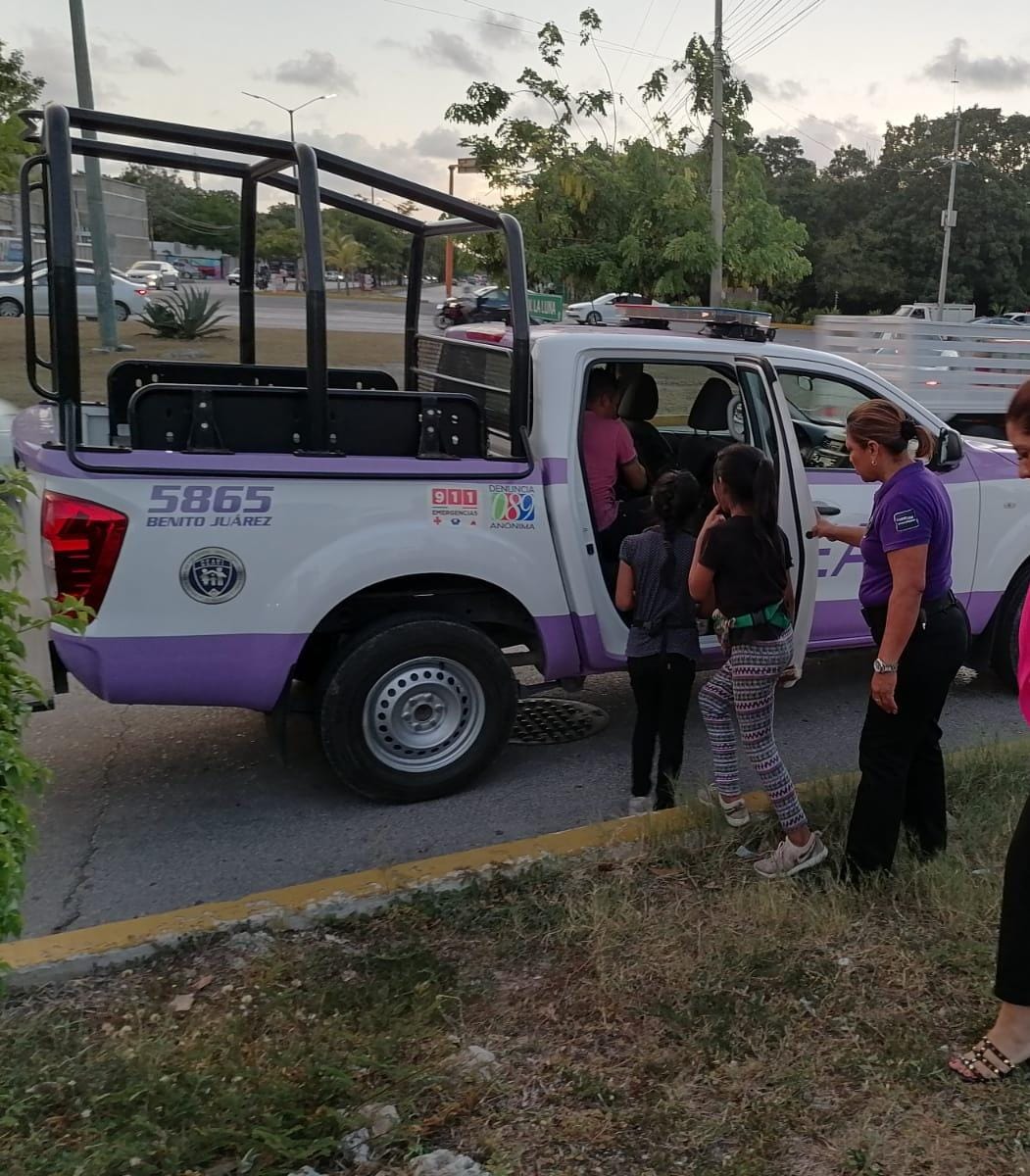 PoliciadeCancun's tweet photo. Grupo #Geavig en coordinación en el Sistema DIF de Benito Juárez rescataron a cinco menores que trabajaban en la vía pública, en la SM 36 y la SM 15. Se encuentran bajo resguardo de esta última institución para su protección e investigaciones pertinentes.
#ServirYProteger https://t.co/Xx4ZnwqZD9