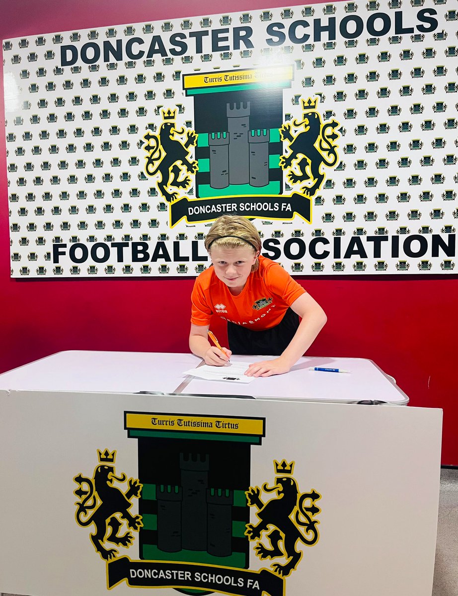 Primary_Ent's tweet photo. So after a fantastic week supporting @Activ8_Coaching @ExceedLP it was time to catch up with #OR7 & to witness him signing ✍️ on the dotted line for another season with #DoncasterSchoolBoys another wonderful achievement & a proud dad moment. Hard work is rewarded & you’ve earned your place that’s for sure! ❤️⚽️🫶