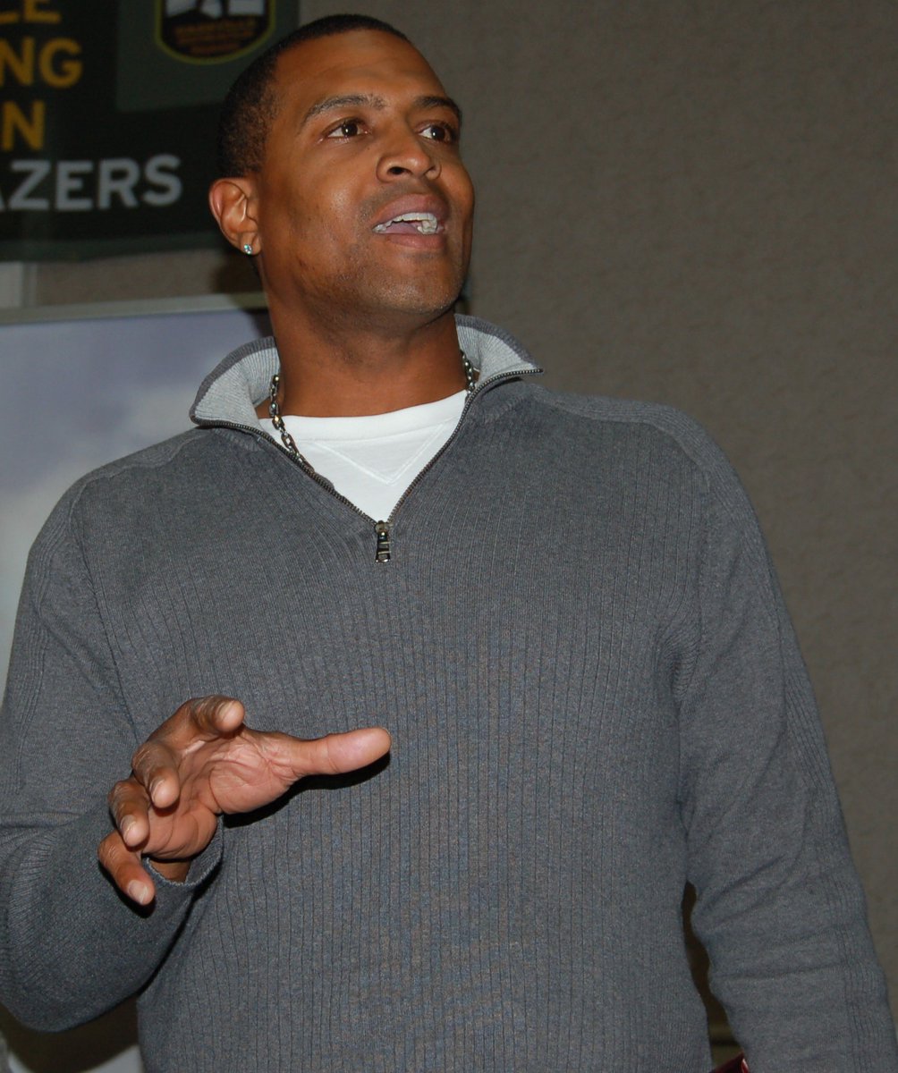 ArmyKYTN's tweet image. Congrats to our longstanding partners @1045TheZone who are marking their 20th anniversary today. We thank them for their support and wish them all the best. From 2011, former @Titans star @B_Hop72 speaks to a group of Future Soldiers. #JoinUs #NFLTwitter #WhyNotYou