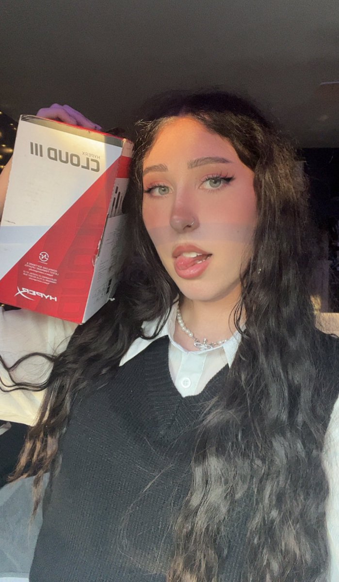 auradotorg's tweet photo. might become a wired headset girlie thanks to @HyperX &amp; the cloud III headset 

aLSO MY MAIN MONITOR JUST GOT A HUGE UPGRADE?!? 

thank u HyperX i love you lots 

(links below🤩) #HyperXPartner #Omen27K https://t.co/pyTawy5sMi