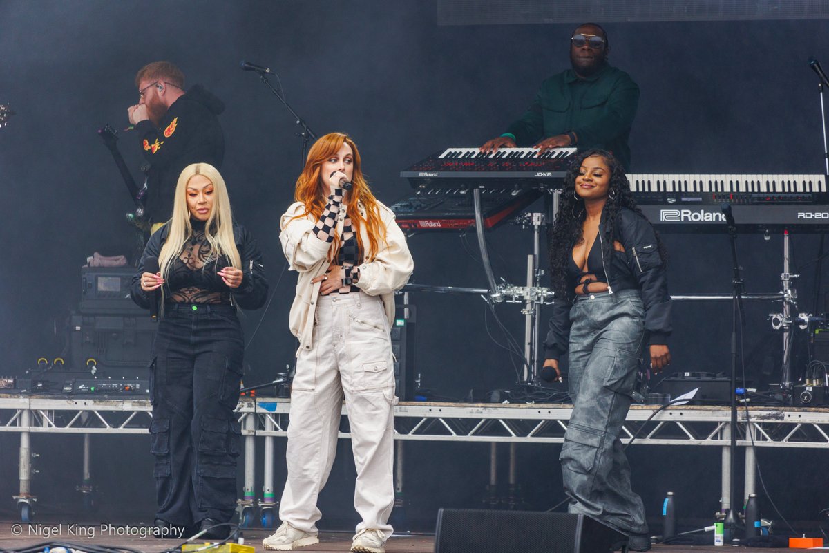 NigelKingPhotos's tweet photo. Sadly I wasnt allowed to photograph @sugababes from the Photo Pit but here's a couple of shots from the crowd (in the rain) of them on the Main Stage at @splendourfest Day 1 in #Nottingham.

For @LeftLion .

#LiveMusicPhotography #GigPhotography #musicphotography #SplendourFest https://t.co/pQg5atMXni
