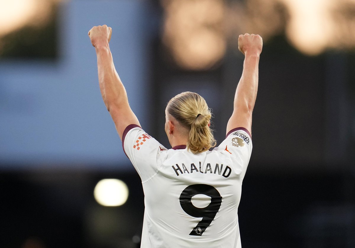 premierleague's tweet image. HALF-TIME Burnley 0-2 Man City

Erling Haaland picks up where he left off as he fires City to a lead with an opening half brace 

#BURMCI