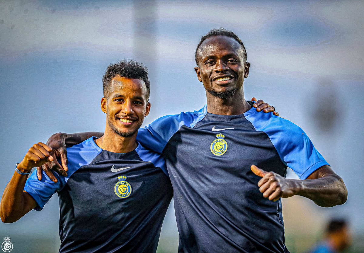 Dsports1_sn's tweet photo. Ghareeb x Mané 😃📸 https://t.co/ISU3UjKhp1