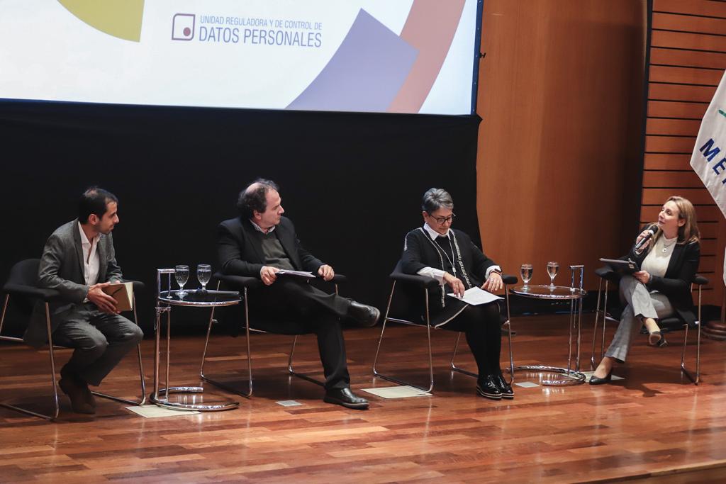 agesic's tweet photo. Finalizamos el #EventoURCDP con el segundo panel sobre perspectivas y desafíos para la protección de #DatosPersonales, junto a @mjacksonuy, integrante de @datysoc; @martinjprats, coordinador del área Estudios de @INDDHH_Uy; y @MA1963AV, presidenta del Consejo Ejecutivo de UAIP. https://t.co/Z1R85HoUa2