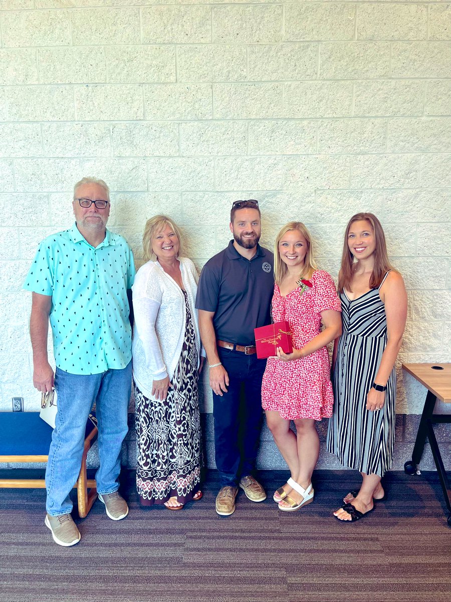 MissSadlik's tweet photo. So honored to have received the Excellence in Team Collaboration award. Ready to begin a new school year ! https://t.co/E4qmUjai9q