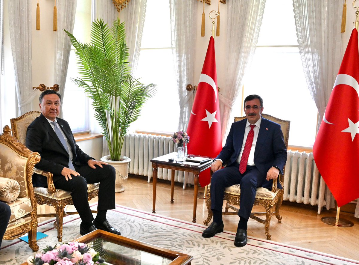 Turkic_States's tweet photo. Türk Devletleri Teşkilatı (TDT) Genel Sekreteri Büyükelçi @KubanOmurali, Türkiye Cumhurbaşkanı Yardımcısı Sayın @_CevdetYilmaz ile 11 Ağustos 2023 tarihinde #İstanbul'da Dolmabahçe Cumhurbaşkanlığı Ofisi'nde bir araya geldi.
https://t.co/Stfb3DWYEc https://t.co/R5O7Dxosrn