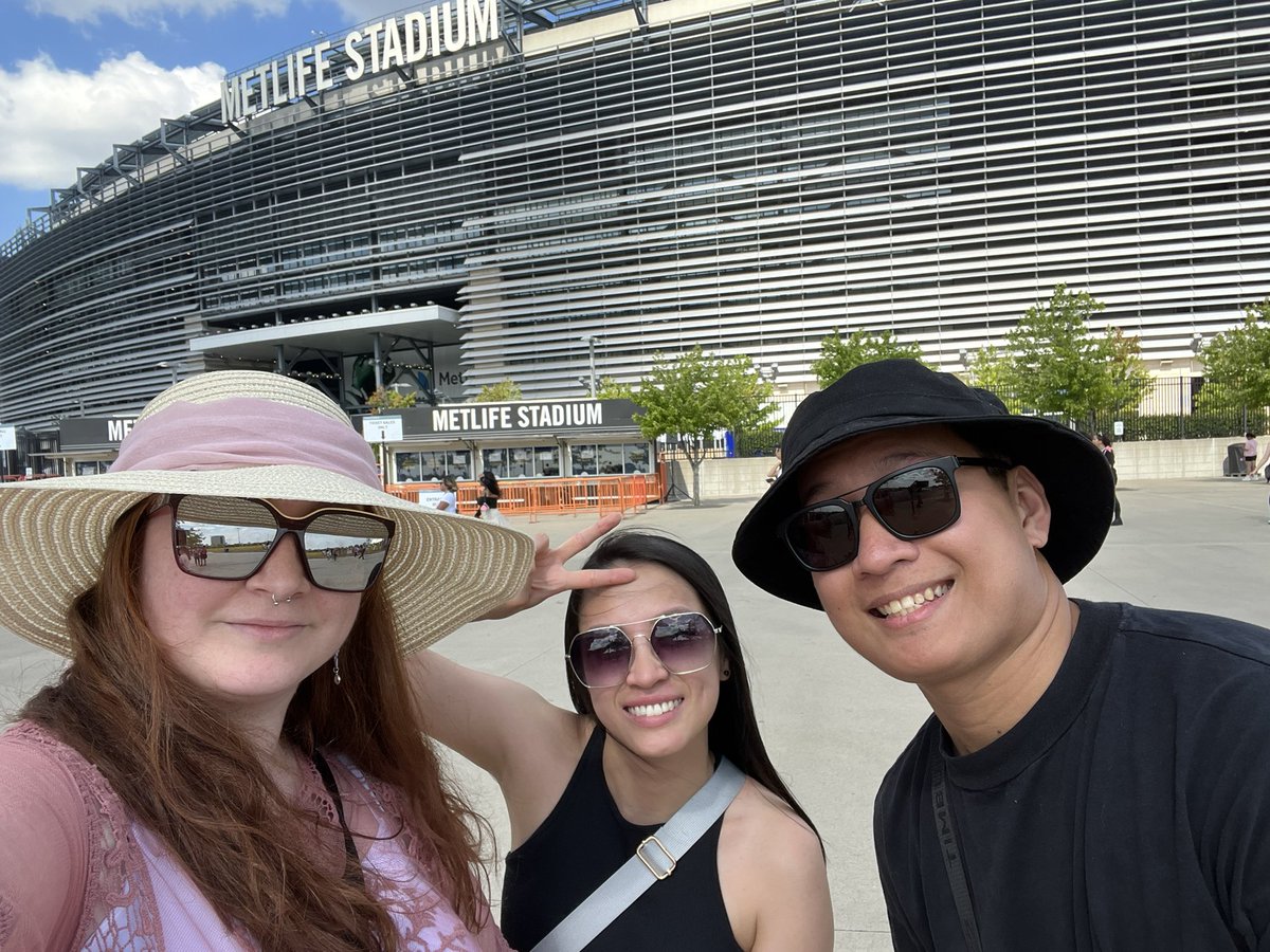 NJNYCfanproject's tweet photo. We are here next to metlife gate #BORNPINK_WORLDTOURENCORE #BLINKS
#BORNPINKinMETLIFESTADIUM #BORNPINKENCOREUSANYC #kpop #BORNPINKENCOREUSA #kpopfyp #fyp #project #kpopproject #blackpinkinyourarea https://t.co/mJvwW4vmXg