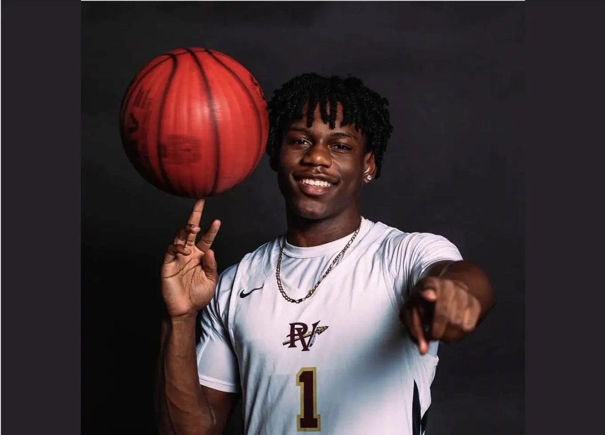 thctxgnq's tweet photo. ALERTE- Caleb White, une étoile montante du basketball, a tragiquement perdu la vie à 17 ans après avoir s’être effondré pendant l'une de ses séances d'entraînement. (TMZ) #CalebWhite https://t.co/T2Mz0ZqUsG