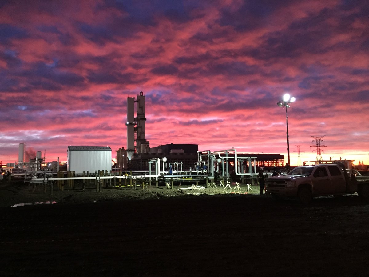 pipeworxca's tweet photo. From dawn to dusk, our team assists our various clients on projects.  And sometimes capture just that right moment in time. 💛

#sunset #sunrise #projects #oilandgas #momentintime #Pipeworx https://t.co/y5xJbJ0Hql