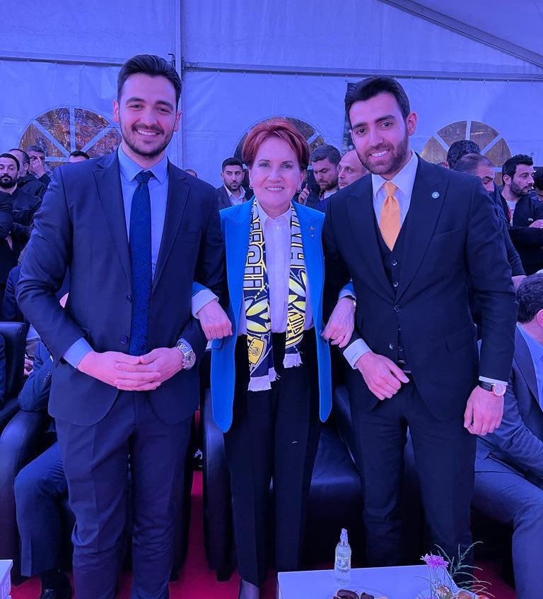 Evimiz İYİ Parti, Genel Başkanımız Sn. Meral Akşener’dir. Ülkücü, ülkücünün öz kardeşi gibidir. Öz kardeşler İYİ’lerin çatısı altında toplanmalıdır. ☀️🇹🇷 Kötüler birleştiği zaman İyilerde bir araya gelmelidirler Yoksa teker teker giderler.