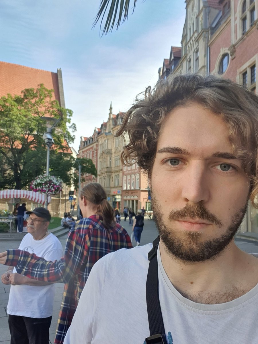 jasperrobeck's tweet image. Mir wurde gestern gedroht, abgestochen zu werden, um 16 Uhr, auf dem Erfurter Anger, weil ich für @gruene_erfurt Kommunalpolitik mache. Schockierend, gleichzeitig auch eine Geschichte vieler Privilegien als weiße Person in Thüringen. 🧵