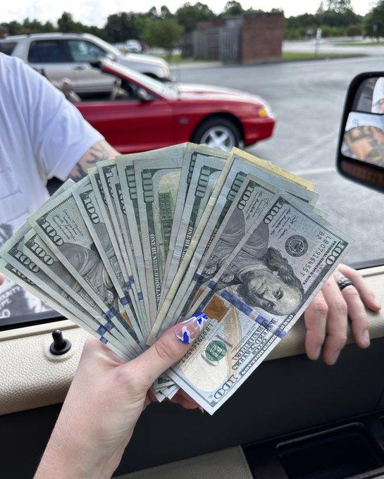 When a brand new subby bitch meets you at the bank to empty his account for you. 😌 https://t.co/NzsV