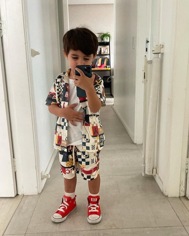 uaithethe's tweet photo. — Dia da casa da vovó e do vovô 

Mamãe me mostrou a roupa que a vovó e o vovô me deu de presente e eu logo fui colocar pra ir passear com eles. Hoje é dia de dormir com os avós e eu amo quando vou ficar com meus dois velhinhos preferidos. https://t.co/j0XcTNEAir