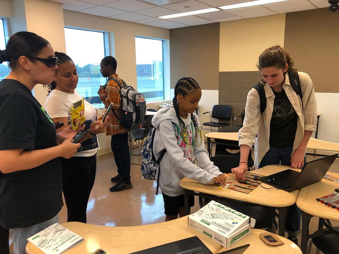 Meet the next generation of innovators ⚛️✨ Last week, @mercy_stem hosted the @Verizon Innovative Learning STEM Achievers program, where students, grades 5-7, got hands-on experience with 3D printing, coding, and problem-solving! 📸: @mercy_stem