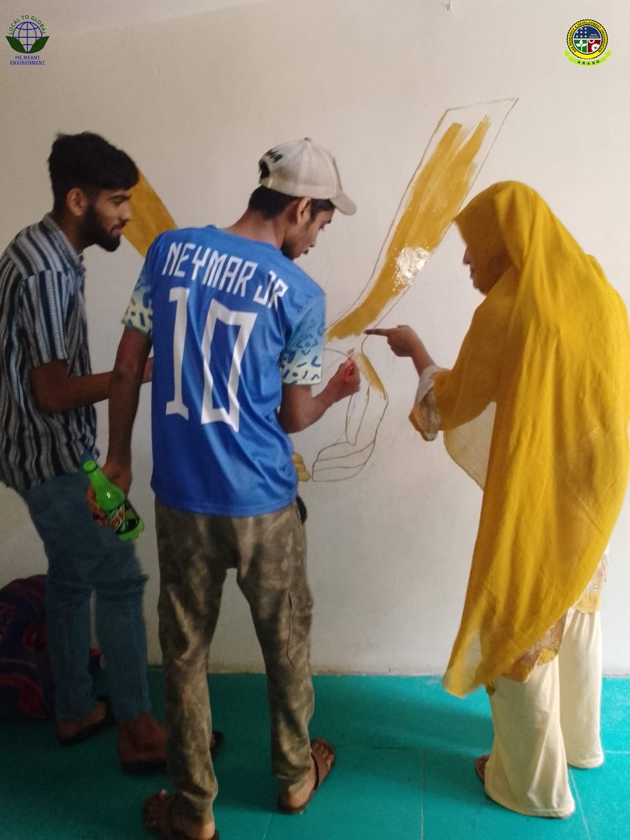 LocaltoGlobalPK's tweet photo. "🌍🎨 Celebrating Art &amp; Youth Voices this Intl. Youth Day! Meet Khuda Bakhsh, a visionary artist amplifying climate action through breathtaking environmental murals. 🌿🖌️ Let's heed his silent symphony of change and protect our planet. 🌏🌟 #Youth4Change #ArtForClimate https://t.co/RQnZMrFMSW