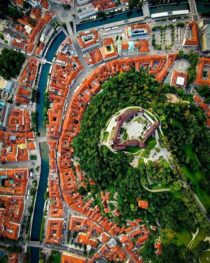 صورة جوية
ليوبليانا، سلوفينيا 🏰🇸🇮🇸🇮🇸🇮
هضبة القلعة (376 م) ترتفع فوق وسط ليوبليانا العاصمة. حيث تخفي المسارات العديدة المؤدية إليها العديد من المعالم التاريخية والمعمارية، من أهمها بالتأكيد قلعة ليوبليانا، والتي تم ذكرها لأول مرة في الكتابة بين عامي 1112 و 1125