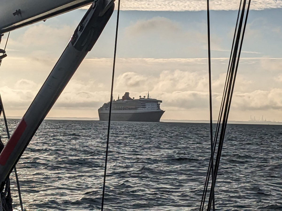 TomC_SMI's tweet photo. An at sea chance to see Queen Mary 2. Great sight en route to Cowes https://t.co/K6BWHdbGJP