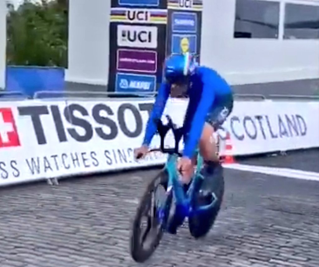 Sei sempre una garanzia, <a href="/GannaFilippo/">Filippo Ganna</a>! Argento splendente nella crono #ciclismo ai Mondiali #GlasgowScotland23. Prestazione da campione universale, pronto ad affrontare nuove sfide, su strada e in pista, verso #Paris2024. Fenomeno Pippo, complimenti a tutta la <a href="/Federciclismo/">F.C.I.</a> 🇮🇹