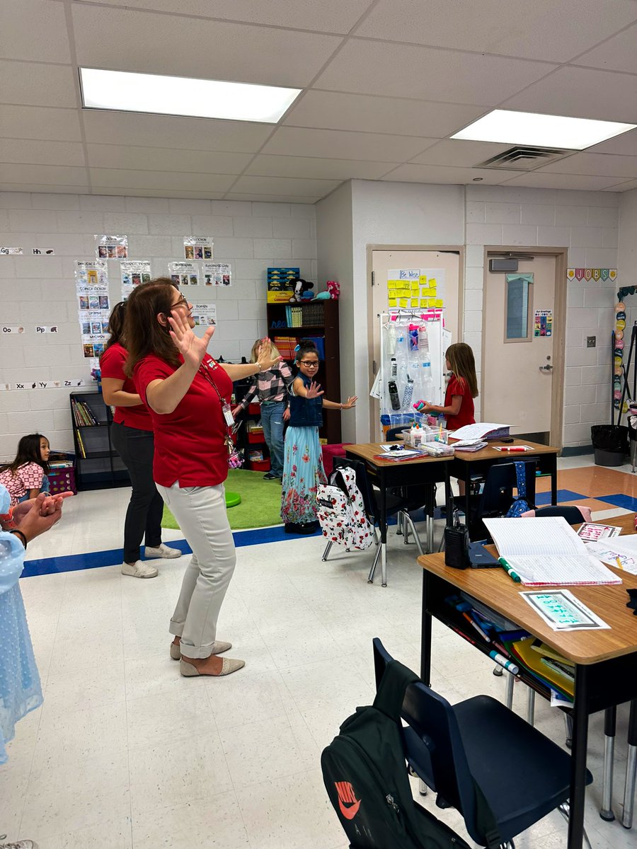 Mnunez_PDNFAA's tweet photo. We have THE BEST admin! @MSmith_PDNFAA @AEscobar_PDNFAA ❤️ You made our Jaguar’s day by joining them during their brain break! 💃 #PDNFAA #TEAMSISD https://t.co/PxpOd3X4J3