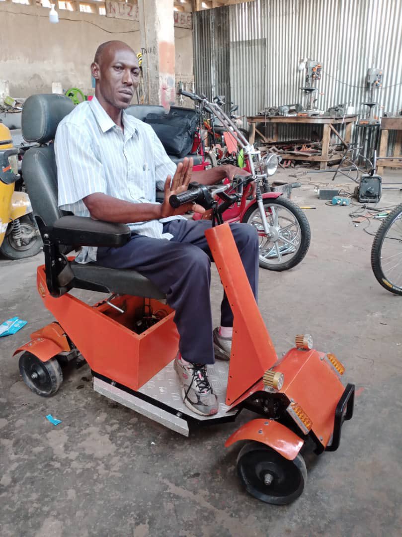 andikamagazine's tweet photo. Mpawenayo Yves akora udukinga dufasha abagendana ubumuga bw’amaguru kwiyunguruza.
Uwokenera iryo kinga, canke gushigikira iyo nkerebutsi yomwakura kuri +25769144843.
Soma inkuru yose ngaha: https://t.co/5cOZ6m1kw7
#andikamagazine
#writeyourownstory
#ubuhinga
#iterambere https://t.co/fwr42MsQMP