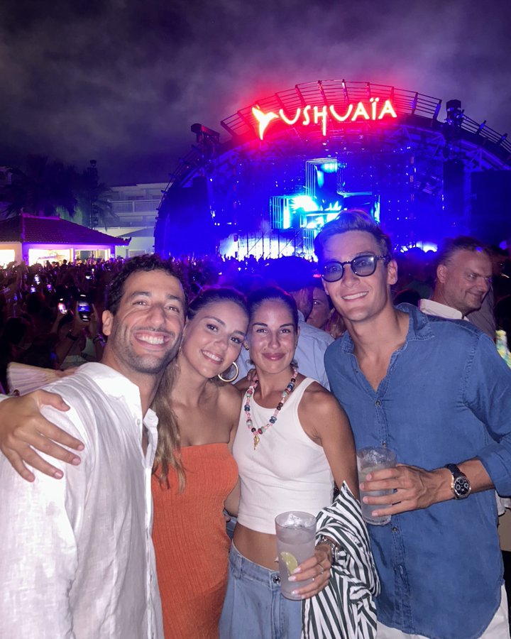 George Russell y Daniel Ricciardo con sus novias de fiesta