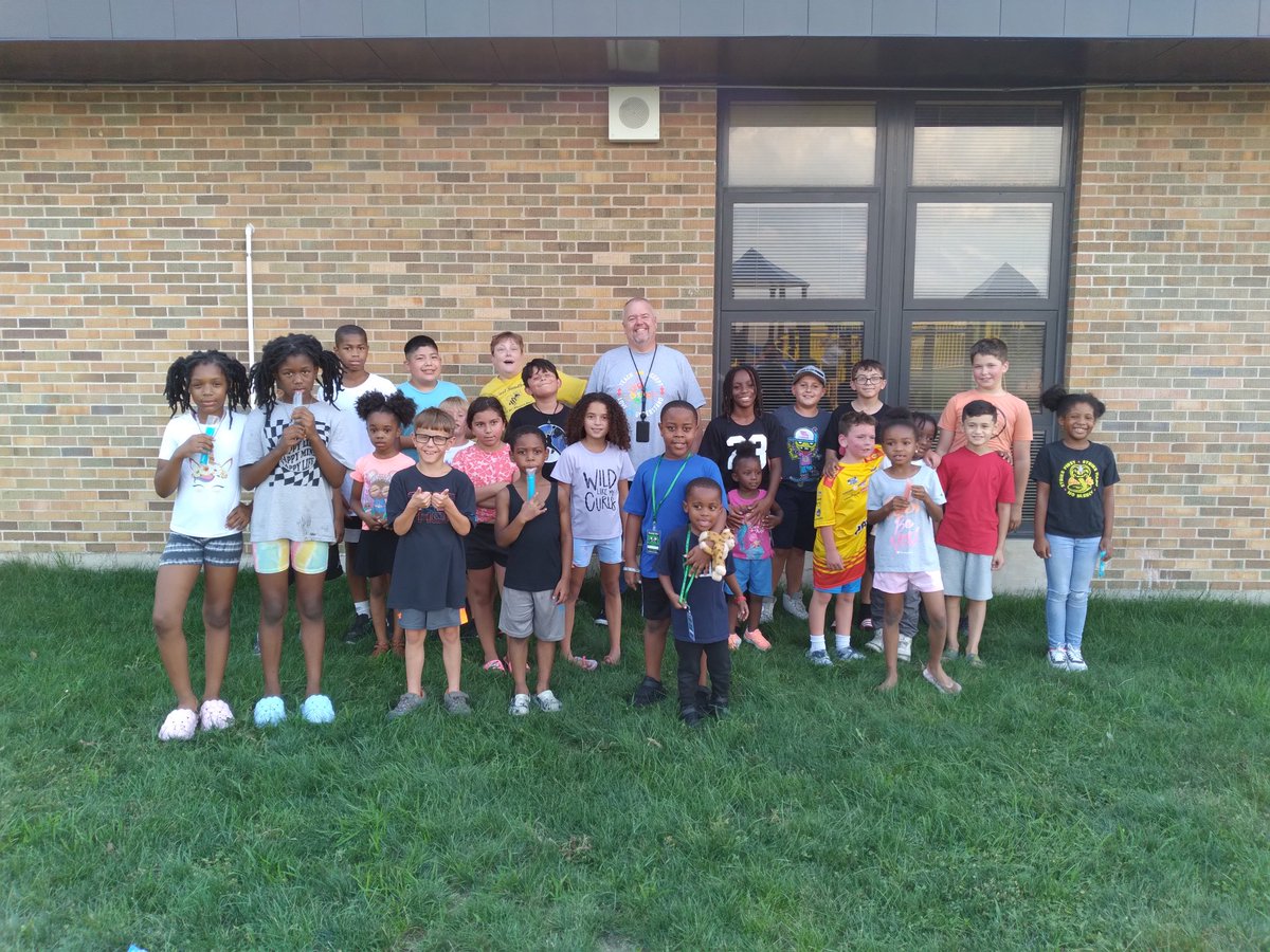 Thank you to all the families that came out for Popsicles with the Principal! The place was buzzing! #SandburgBees