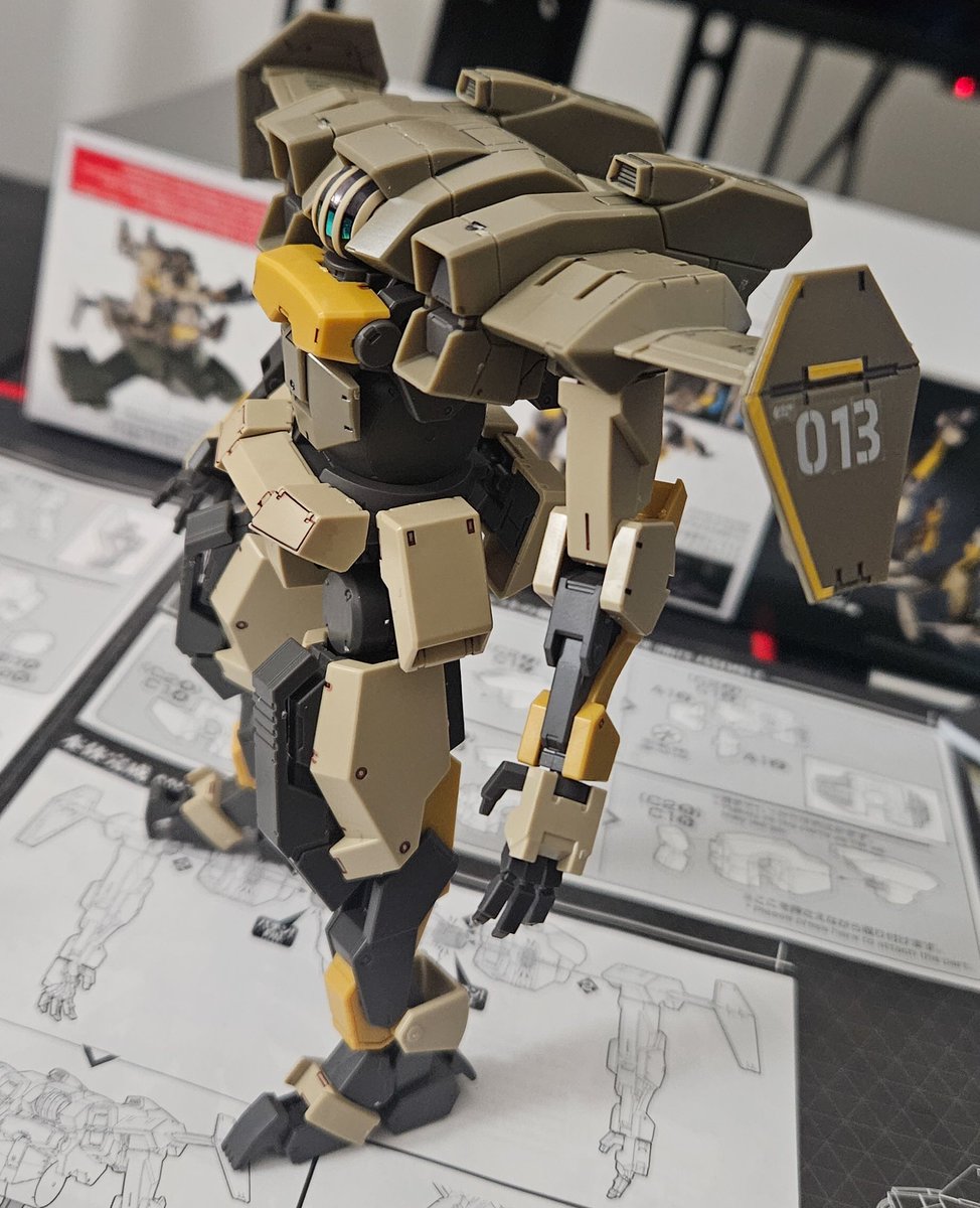 GKaiserAGE7's tweet photo. I'm finally going through my backlog of gunpla and decided to do special markings on my Brady Hound. Yellow 013, an Ace Pilot unit. #gunpla #modelkit #bandai #mecha https://t.co/F0MABw9et4