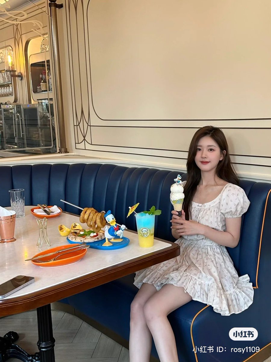 dramapotatoe's tweet photo. #ZhaoLusi shares new snaps from Disneyland Shanghai https://t.co/BRlu0Mpf16
