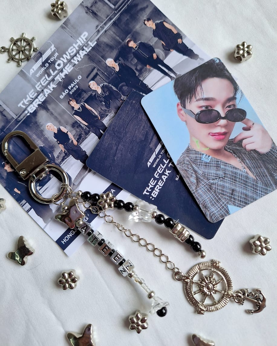 _avlsnc's tweet photo. ⏳️BREAK THE WALL WE ARE THE GUERILLAS!!!
Atinys!!! Vou estar vendendo na fila do show esse kit inspiração no Ateez por R$ 25,00 reais
No kit contém:
2 PhotoCard
1 PostCard
1 chaveiro Ateez (versão Dourado e Prateado) +
#TheFellowship #Break_The_Wall_SP
#ATEEZ #ATINY #에이티즈 https://t.co/EXZueaB5fP